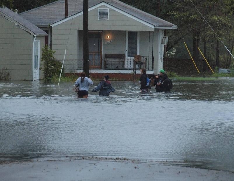 ODU students on their way home during the “nuisance flooding” on October 2, 2015. Photo by Hans-Peter Plag.